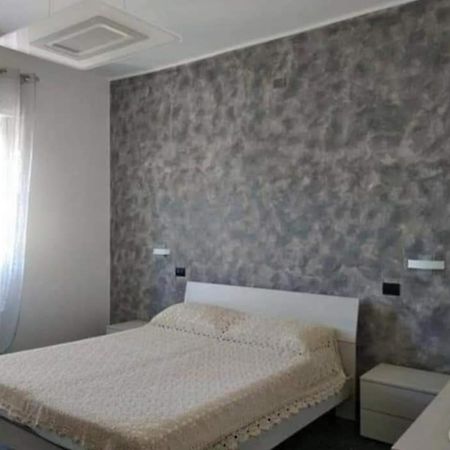 Ad Un Passo Dal Mare Apartment Savona Bagian luar foto